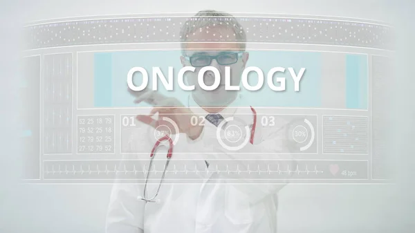 Doktor dokunmatik ekranda ONCOLOGY sekmesine kayar — Stok fotoğraf