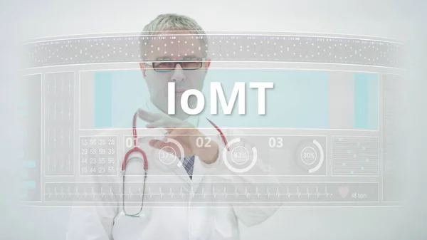 Ιατρός παπύρους σε IoMT ή Internet of Medical Things καρτέλα σε οθόνη αφής — Φωτογραφία Αρχείου
