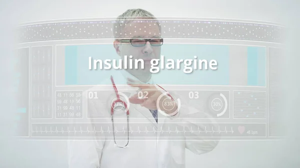Doctor scrolls to INSULIN GLARGINE γενόσημο όνομα φαρμάκου σε οθόνη αφής — Φωτογραφία Αρχείου