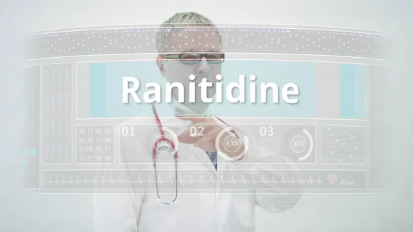 RANITIDINE jenerik ilaç adı modern bir ekranda bir doktor tarafından kaydırıldı — Stok fotoğraf