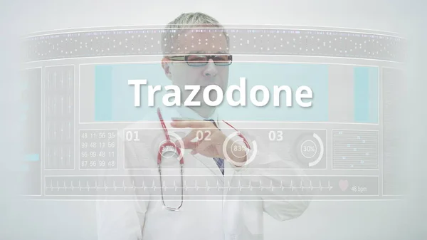 TRAZODONE-Generikername wird von einem Arzt auf einem modernen Bildschirm gescrollt — Stockfoto