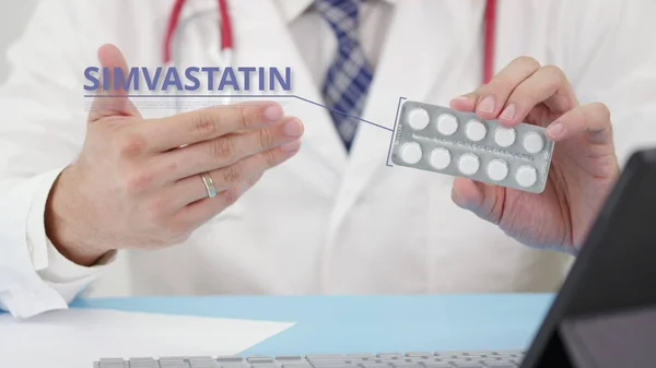 Simvastatine generieke blisterverpakking met tabletten in de hand van artsen — Stockfoto