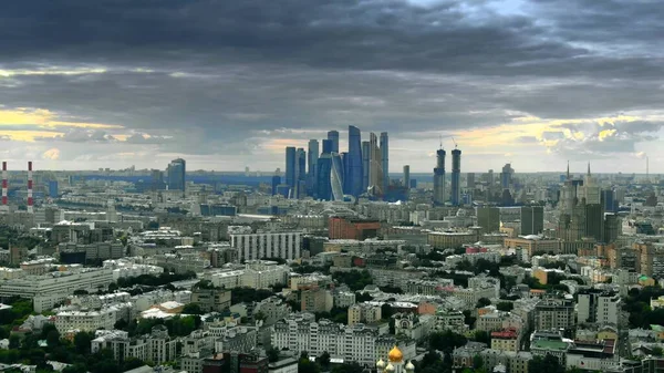 Luftaufnahme des Stadtbildes von Moskau mit entfernten Wolkenkratzern, Russland — Stockfoto