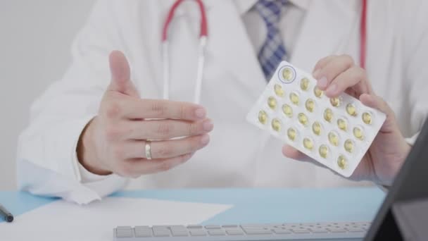 Arzt hält Omega-3-Blisterpackung mit Softgels in der Hand — Stockvideo