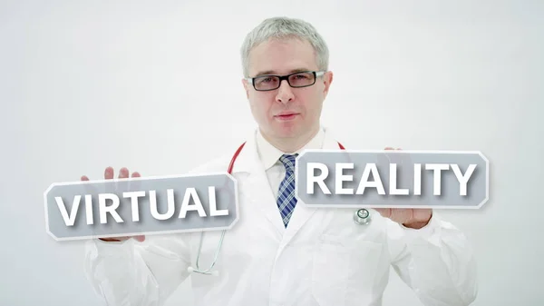 Doutor detém texto de REALIDADE VIRTUAL em suas mãos — Fotografia de Stock