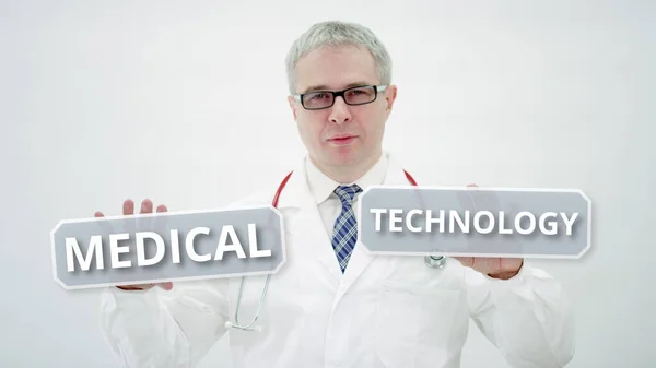 MEDICAL TECNOLOGIA texto em mãos de médicos — Fotografia de Stock