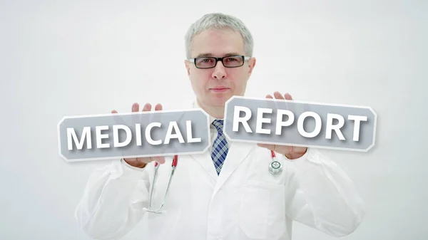 Ο γιατρός κρατά στα χέρια του το κείμενο της Ιατρικής Έκθεσης — Φωτογραφία Αρχείου