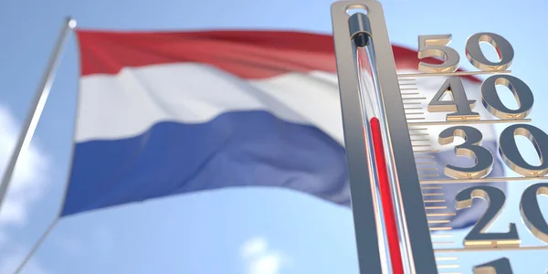 O termômetro mostra alta temperatura do ar contra a bandeira embaçada da Holanda. Previsão do tempo quente relacionado renderização 3D — Fotografia de Stock