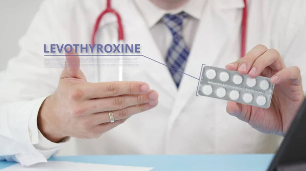 Levothyroxine generieke blisterverpakking met tabletten in de hand van artsen — Stockfoto