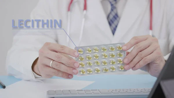 De dokter heeft een Lecithine blisterverpakking met softgels in zijn hand. — Stockfoto