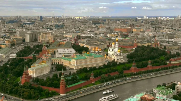 Luftaufnahme des Moskauer Kremls im Stadtbild des Zentrums von Moskau, Russland — Stockfoto