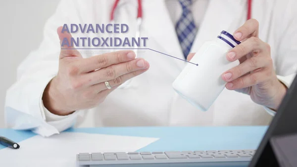 Ο γιατρός μιλά για ένα γενικό Advanced antioxidant στο χώρο εργασίας του — Φωτογραφία Αρχείου