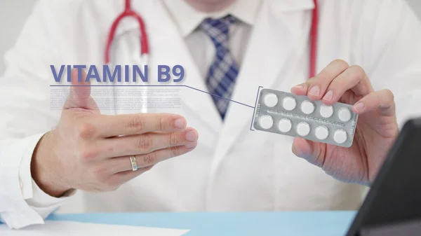 Vitamine b9 blisterverpakking met tabletten in de hand van de arts — Stockfoto