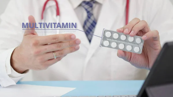 Multivitamine blisterverpakking met tabletten in de hand van artsen — Stockfoto