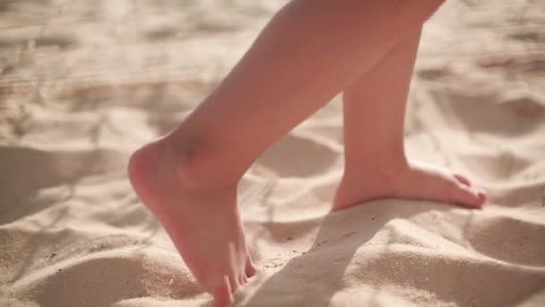 Bébé pieds nus marche sur le sable sur la plage, au ralenti — Video