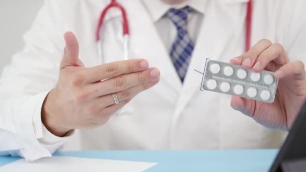 Vitamin-D-Blisterpackung mit Tabletten in der Hand des Arztes — Stockvideo