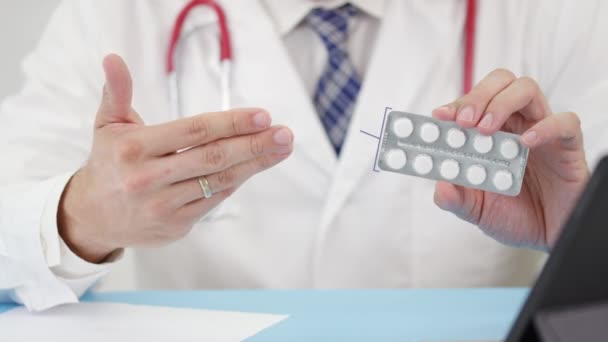 Vitamin b1 blisterförpackning med tabletter i handen — Stockvideo