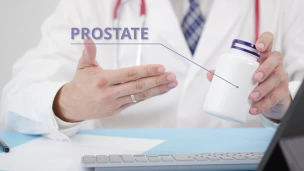 Läkare som beskriver några generiska PROSTATE SUPPORT för en patient — Stockvideo