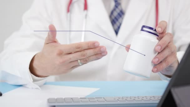 Arzt beschreibt einem Patienten ein generisches VITAMIN K — Stockvideo