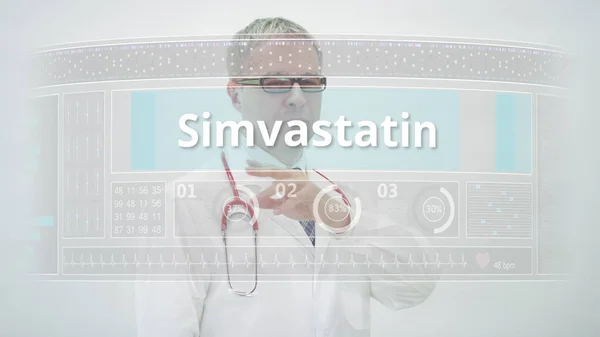 의사는 터치스크린 표시 장치에 SIMVASTATIN 제네릭 의약품 이름으로 두루마리를 옮긴다 — 스톡 사진