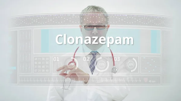 CLONAZEPAM jenerik ilaç adı modern bir ekranda bir doktor tarafından kaydırıldı — Stok fotoğraf