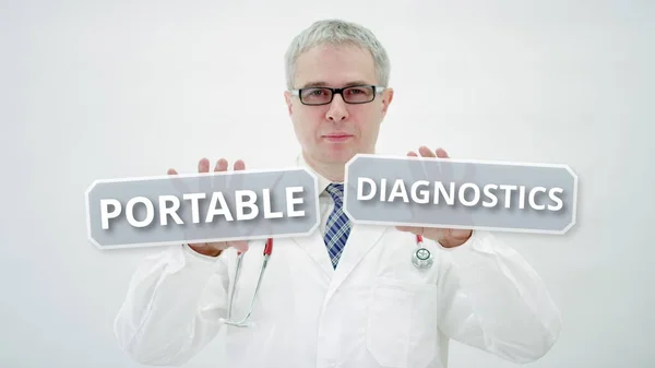 Férfi orvos tartja PORTABIL DIAGNOSTICS szöveget a kezében — Stock Fotó