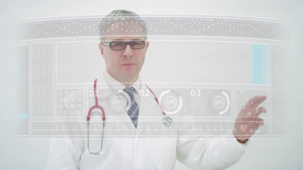 Medische arts scrollt naar PREDICTIVE HEALTHCARE tabblad op een touchscreen display — Stockvideo
