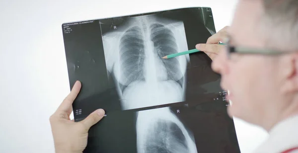 Doktor bir film izleyicisinin göğüs röntgeni çekiminden bahsetti. — Stok fotoğraf