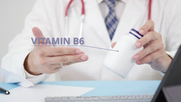 Bir hastaya genel bir VITAMIN B6 tanımlaması — Stok fotoğraf