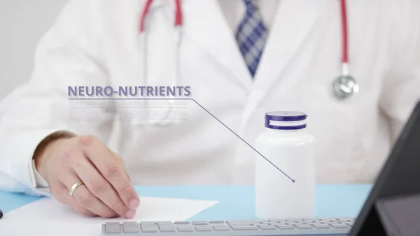 Ο γιατρός μιλά για μια γενική NUTRIENTS NEURO στο χώρο εργασίας του — Φωτογραφία Αρχείου