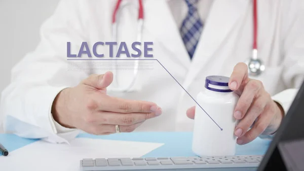 LACTASE, ένα γενικό συμπλήρωμα, στο μπουκάλι στο χέρι γιατρούς — Φωτογραφία Αρχείου