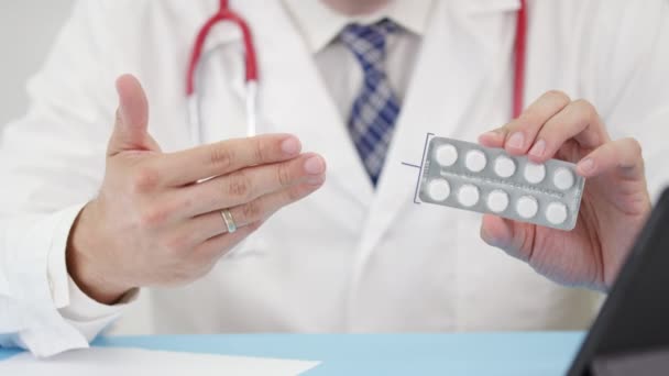 Tıp doktoru ofisinde kalsiyum tabletlerinden bahsediyor. Bir hastayla teletıp seansı. — Stok video