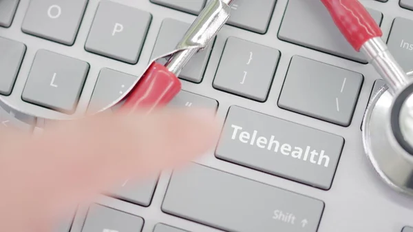 Naciśnięcie klawisza TELEHEALTH na klawiaturze w pobliżu stetoskopu — Zdjęcie stockowe