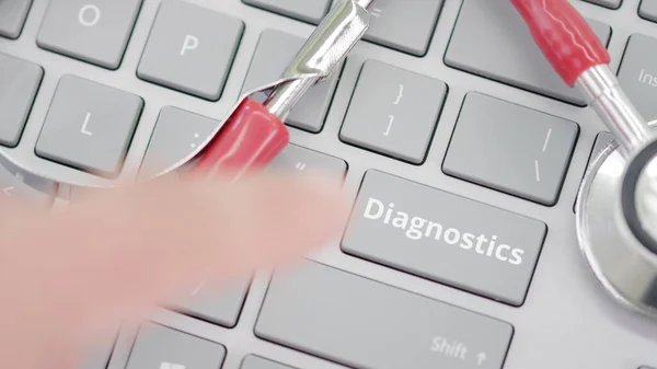 Pulsando la tecla DIAGNOSTICS en un teclado cerca del estetoscopio —  Fotos de Stock