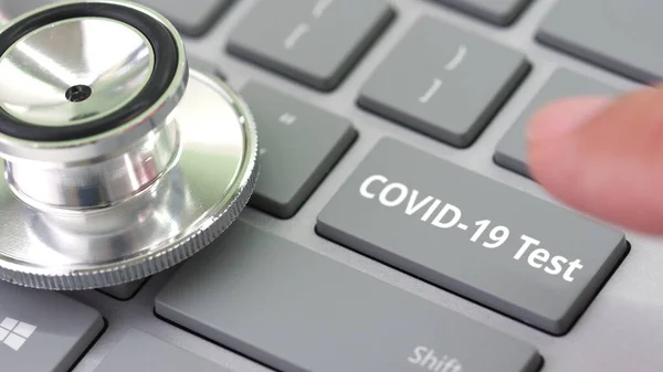 Hand duwt COVID-19 TEST toets op een toetsenbord in de buurt van stethoscoop — Stockfoto