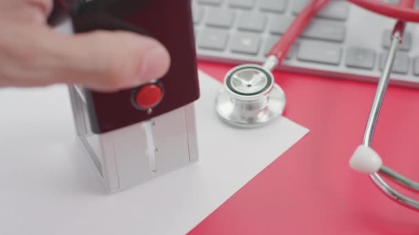 ANTHRAX ALERT timbro sulla carta, medici sul posto di lavoro — Video Stock