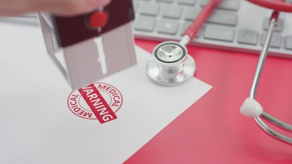 Den Stempel MEDICAL WARNING auf das Papier setzen — Stockfoto