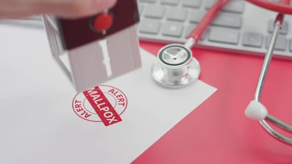 SMALLPOX ALERTE timbre sur le papier, médecin lieu de travail — Photo