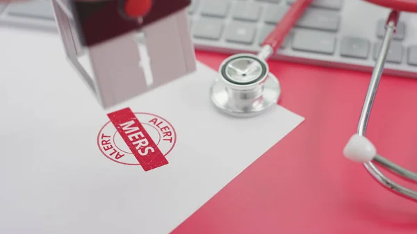 Sello de alerta MERS en el papel, lugar de trabajo de los médicos —  Fotos de Stock