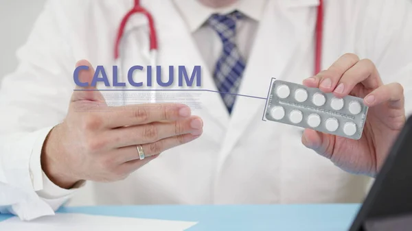 Arzt spricht in seinem Büro über Kalzium-Tabletten. Telemedizinische Sitzung mit einem Patienten — Stockfoto