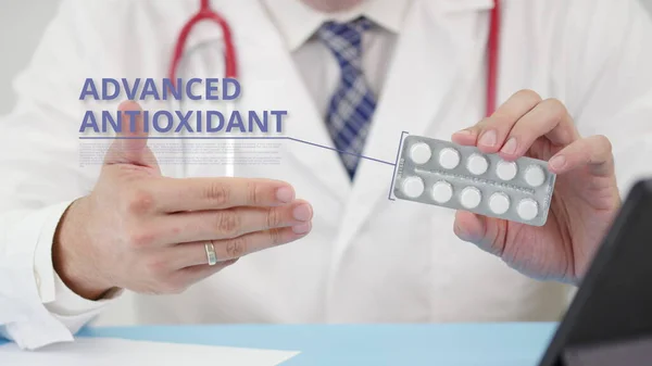 의사들이 손에 알약을 들고 있는 진보 된 항산화제 물집 — 스톡 사진