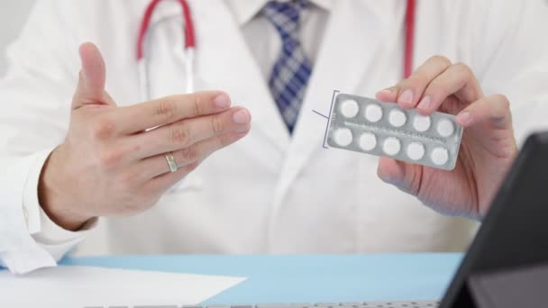 Lékař mluví o tabletách kyseliny listové ve své kanceláři. Telemedicína relace s pacientem — Stock video
