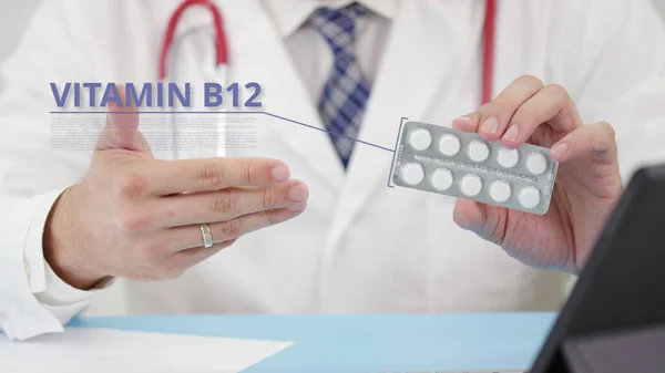 Vitamine b12 blisterverpakking met tabletten in de hand van de arts — Stockfoto