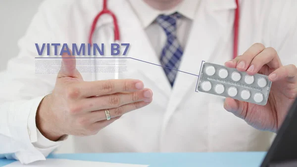 Συσκευασία κυψέλης βιταμίνης b7 με δισκία σε χέρια γιατρού — Φωτογραφία Αρχείου