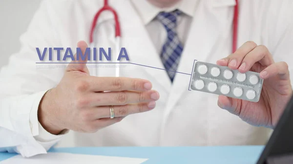 De dokter heeft het over Vitamine in een tablet in zijn kantoor. Telegeneeskundesessie met een patiënt — Stockfoto