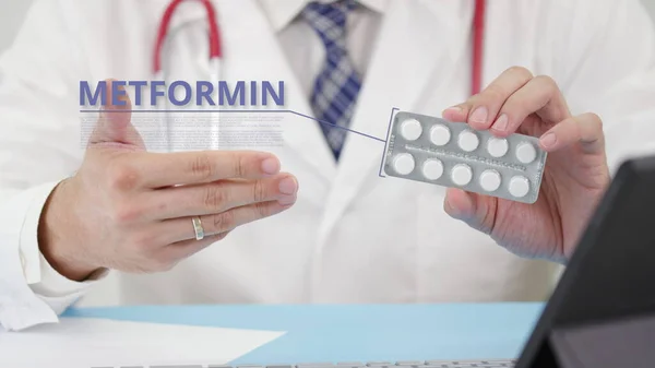 Tıp doktoru ofisinde metformin tabletlerinden bahsediyor. — Stok fotoğraf