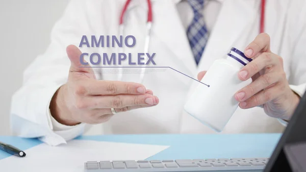 Bir hastaya genel AMINO COMPLEX tanımlayan bir doktor — Stok fotoğraf