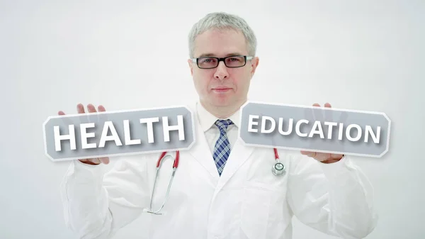 의사는 건강 한 교육 단어를 손에 쥐고 있다 — 스톡 사진
