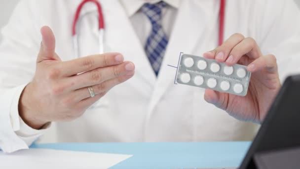 Blister z witaminą b12 z tabletkami w rękach lekarzy — Wideo stockowe