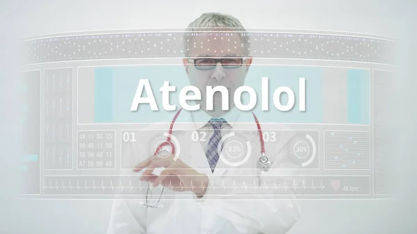 ATENOLOL jenerik ilaç adı tıbbi monitörde bir doktor tarafından seçildi — Stok fotoğraf